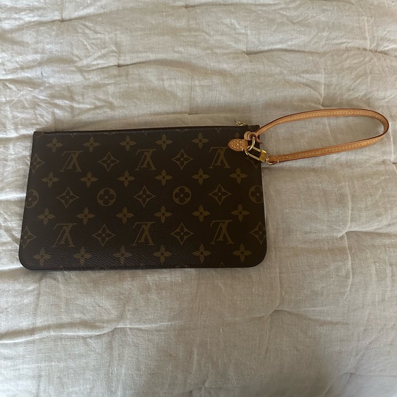 Like NEW! AUTHENTIC MONOGRAM LOUIS VUITTON WRISTLET.No signs of wear in or out. - Picture 7 of 10